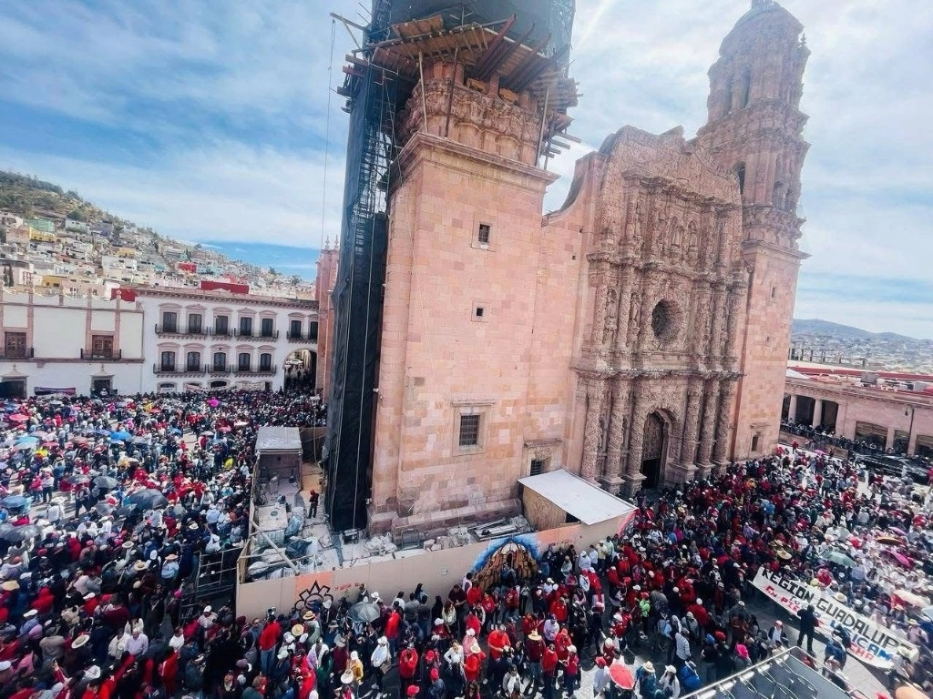 “La manifestación contundente realizada en la capital por las secciones 34 y 58 de Zacatecas, es una muestra de la inconformidad acumulada a lo largo de varios años, por las diversas problemáticas laborales, económicas y de seguridad social que han enfrentado los trabajadores”, agregó el SNTE. Foto @NoemiLuna_Zac
