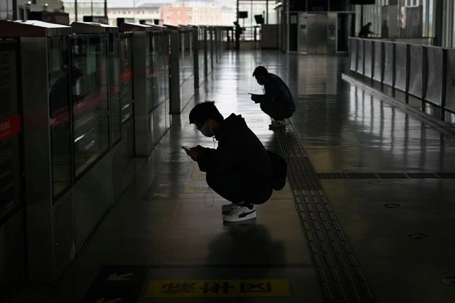 Persona utiliza un teléfono móvil. Foto Afp