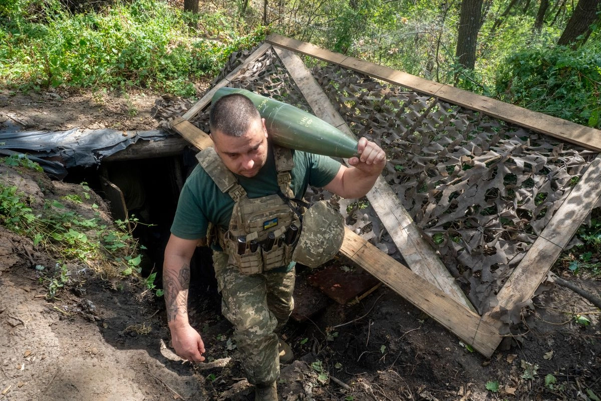 Un soldado ucrania carga un proyectil previo a disparar contra posiciones rusas en el frente cerca de Járkov, Ucrania, el 13 de agosto de 2025. Foto

