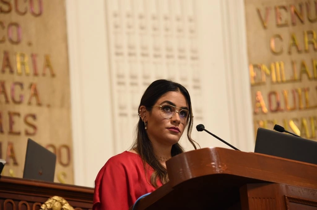 Alessandra Rojo de la Vega, diputada del PVEM, durante el segundo informe de la Jefa de Gobierno de la CDMX, Claudia Shienbaum. Imagen tomada de www.facebook.com/CongresoDeLaCiudadDeMexico