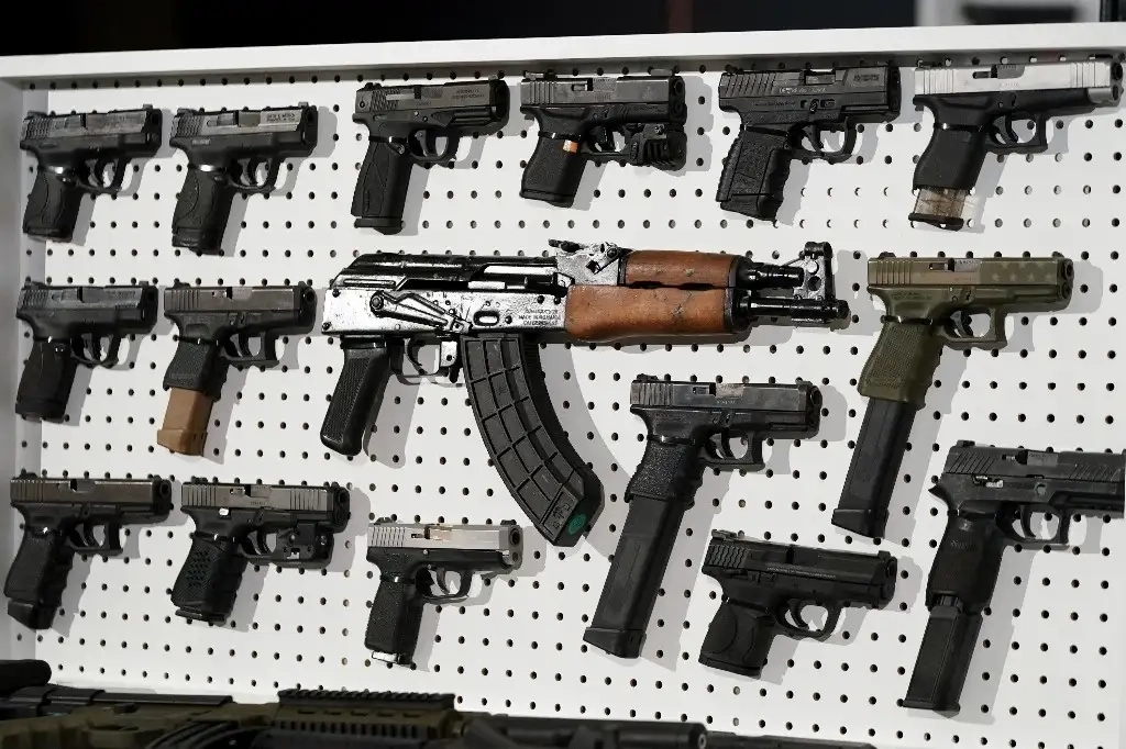 Armas de diversos calibres en un exhibidor en imagen de archivo. Foto 
