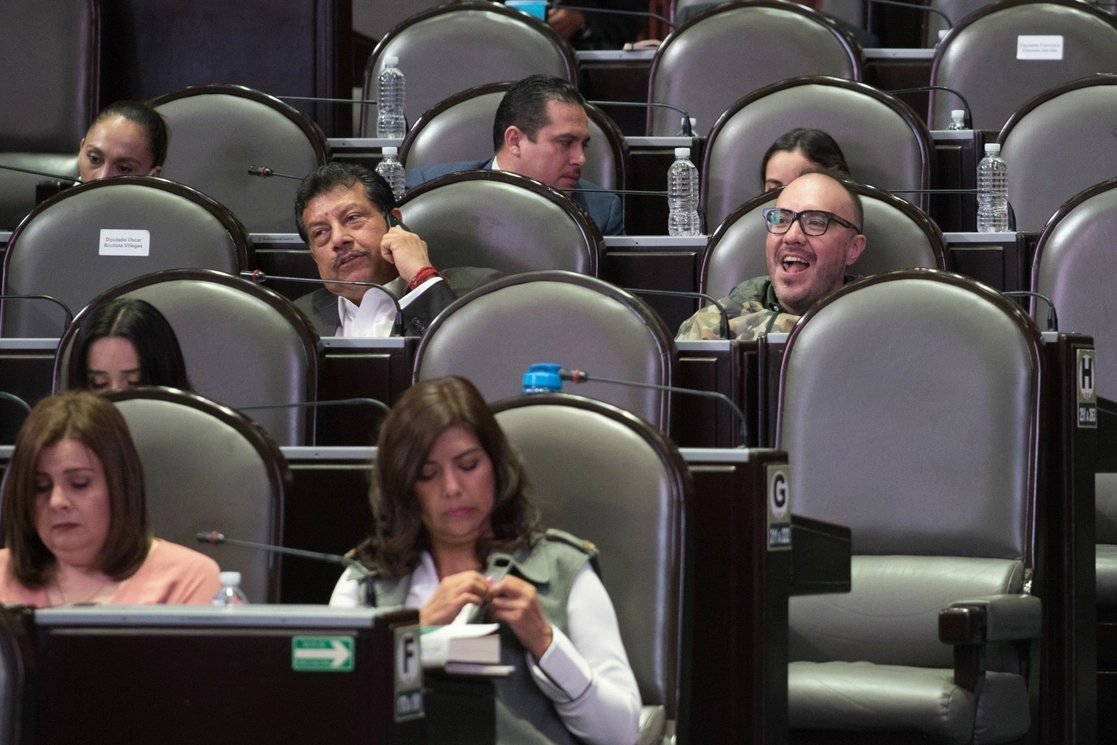 Mauricio Toledo (derecha) como diputado independiente, durante una sesión ordinaria de la Cámara de Diputados. Foto Cuartoscuro / Archivo 