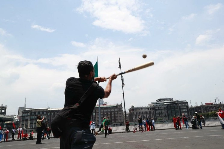 Trabajadores despedidos del sistema de transporte del metro protestaron afuera de Palacio Nacional a través de un partido de béisbol. Argumentan que como al presidente Andrés Manuel López Obrador le gusta este deporte es posible que sus demandas sean escuchadas durante el Primero de Mayo, en la Ciudad de México. Foto Yazmín Ortega Cortés