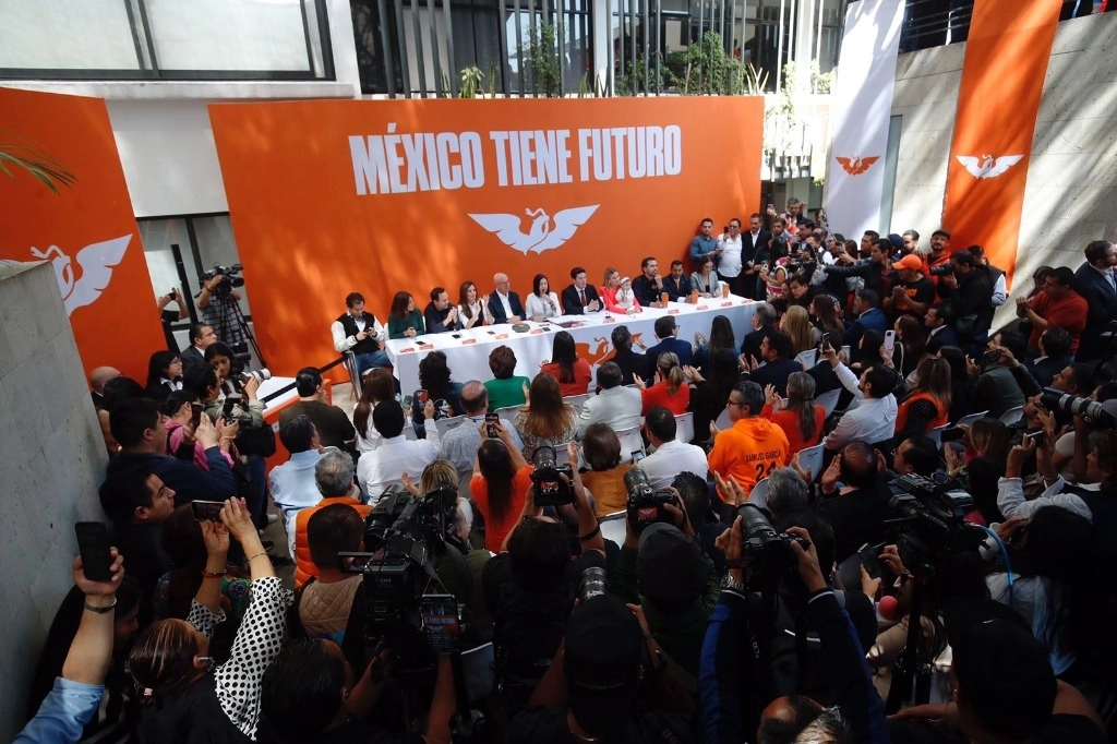 El gobernador con licencia de Nuevo León, Samuel García, se registra como precandidato a la Presidencia de la República, en las instalaciones del partido Movimiento Ciudadano, en la Ciudad de México, el 12 de noviembre de 2023. Foto Cristina Rodríguez