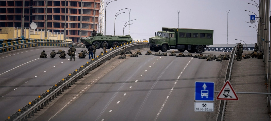 Soldados ucranios tomaban ayer posiciones en un puente y se aprestaban a la defensa de la capital Kiev. Foto Ap