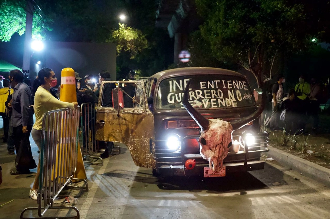 Camioneta con una leyenda en apoyo a Félix Salgado, frente al plantón que el morenista sostenía aún ayer por la noche luego de conocer la determinación del INE contra su candidatura para gobernador de Guerrero. Foto Roberto García Ortíz
