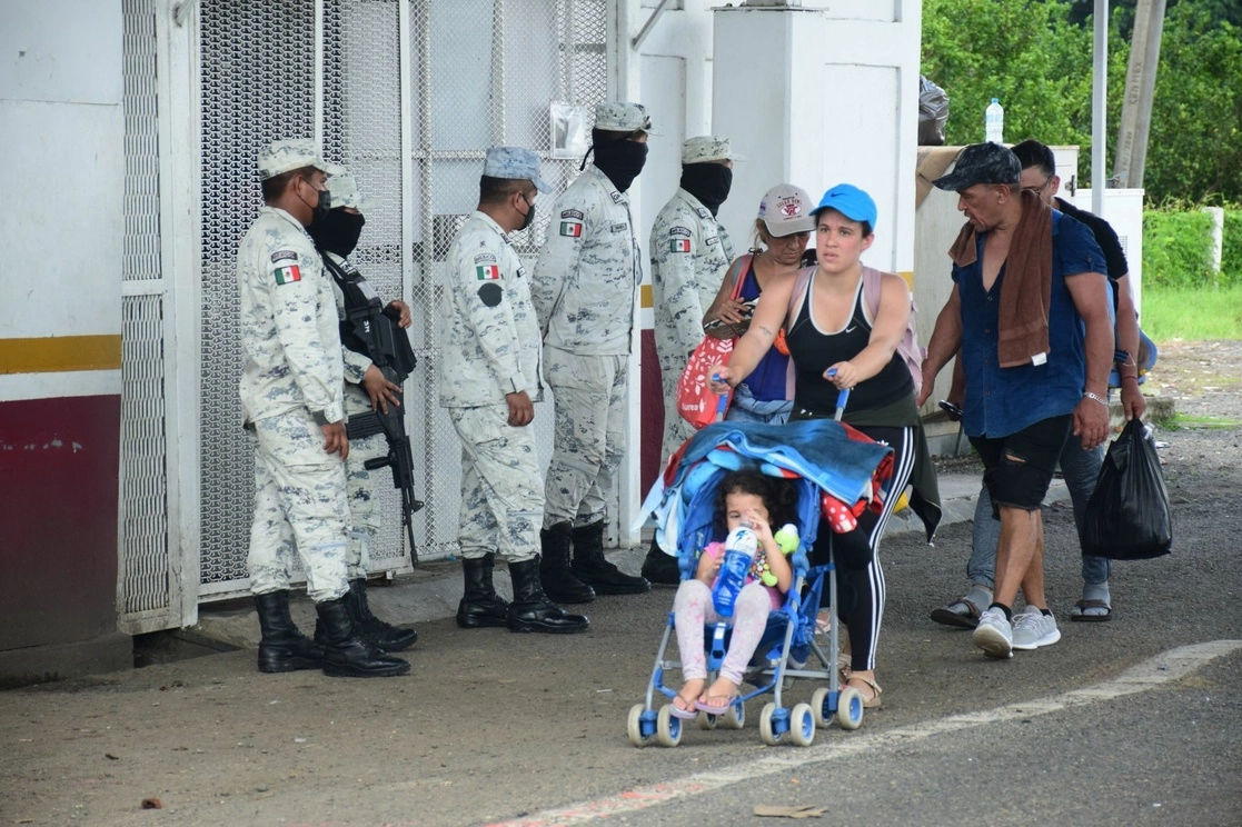 Más de 2 mil personas de diferentes nacionalidades salieron el viernes de Tapachula hacia Huixtla, y en el camino se les unieron más indocumentados hasta sumar 4 mil.Foto Cuartoscuro