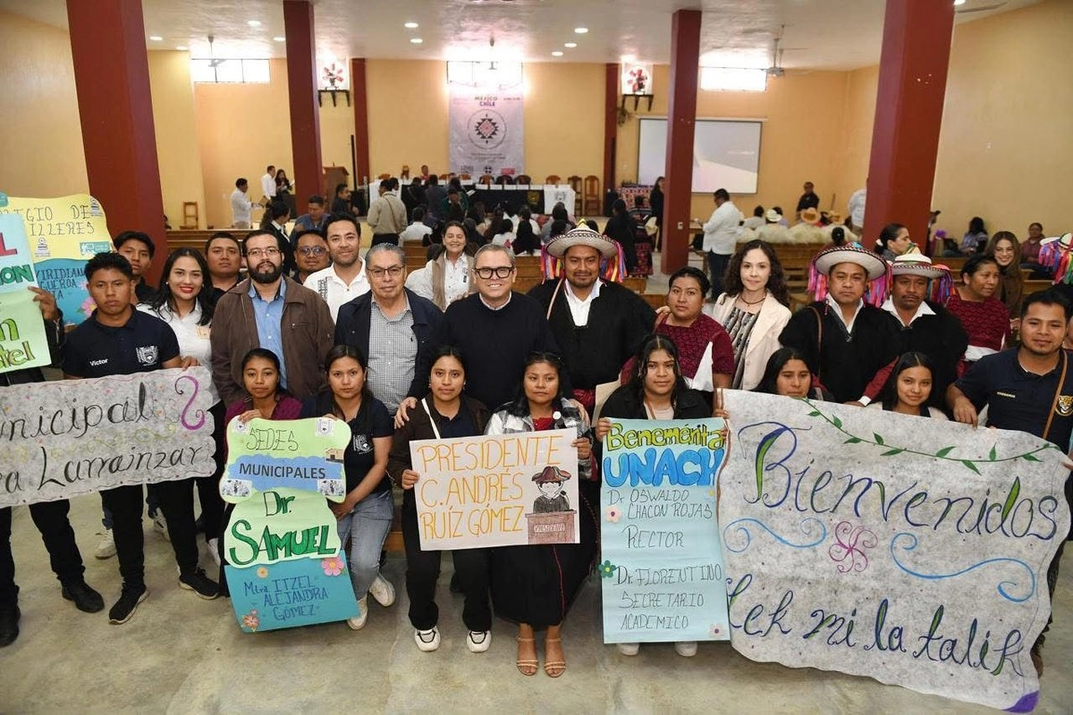  El rector de la Unach, Oswaldo Chacón Rojas, explicó que “se trata de prepararlos desde la preparatoria para que tengan condiciones óptimas en la universidad y lleguen a concluir su carrera, por lo que se da un paso muy importante en la lucha por la justicia social y la igualdad de oportunidades”.