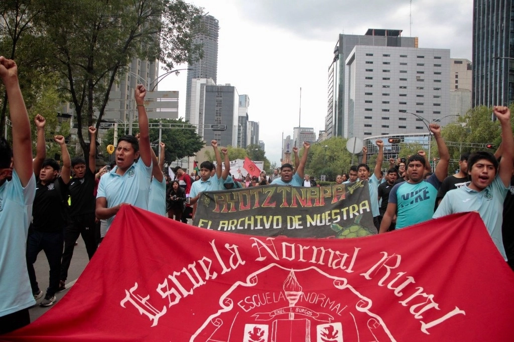 Marcha del Ángel de la Independencia al antimonumento a los 43, en Ciudad De México, el 26 de julio del 2024. Foto Germán Canseco/La Jornada.