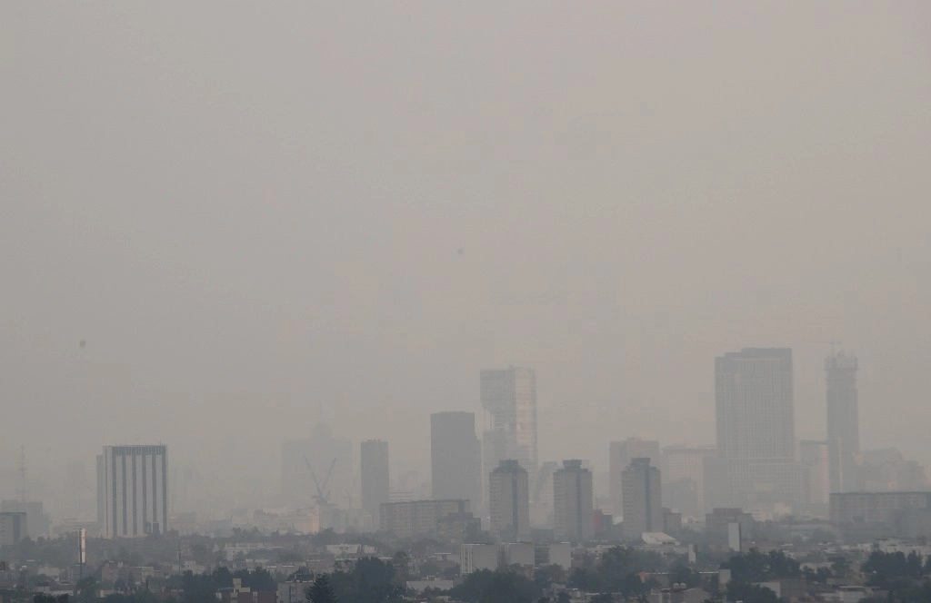 La carga de morbilidad por mala calidad del aire está en el mismo nivel que la del tabaquismo o mala alimentación, indica la OMS. Imagen de ayer en la CDMX. Foto Víctor Camacho
