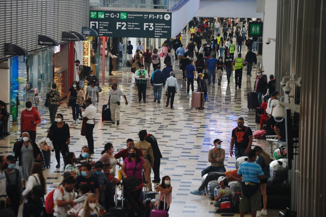 Autoridades del INM reportaron la llegada de extranjeros con motivo de la celebración de un evento académico en CDMX. Foto Guillermo Sologuren / Archivo