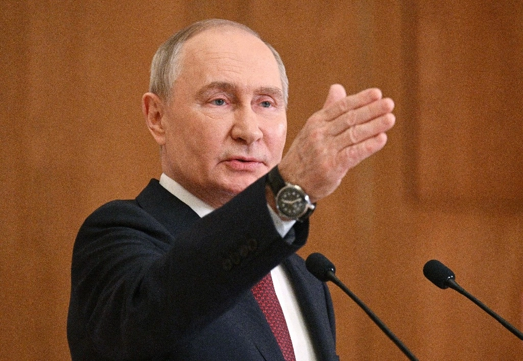 En esta fotografía compartida por la agencia estatal rusa Sputnik, el presidente de Rusia, Vladimir Putin, hace un gesto mientras se dirige a la prensa después de asistir a una reunión de la Organización del Tratado de Seguridad Colectiva (OTSC) en Astaná, el 28 de noviembre de 2024. Foto Afp