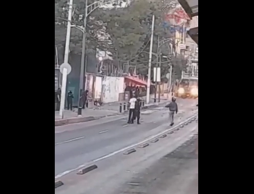 Según la SSC, alrededor de 30 personas causaron daños a la estación La Joya del Metrobús. Foto Twitter @JTodxs
