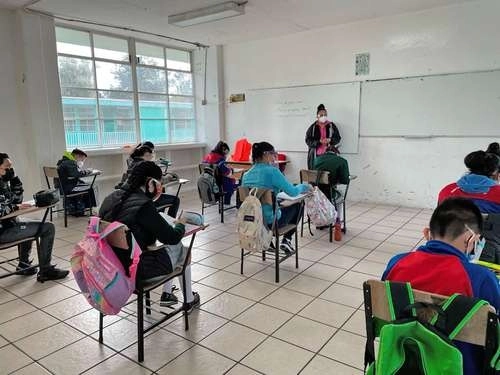 La división de grupos para mantener la sana distancia y reducir el riesgo de contagios de Covid-19, fue una de las medidas implementadas en escuelas públicas en este regreso a clases, como en la secundaria República de Francia, ubicada en Gustavo A. Madero, el 30 de agosto de 2021. Foto Laura Gómez Flores