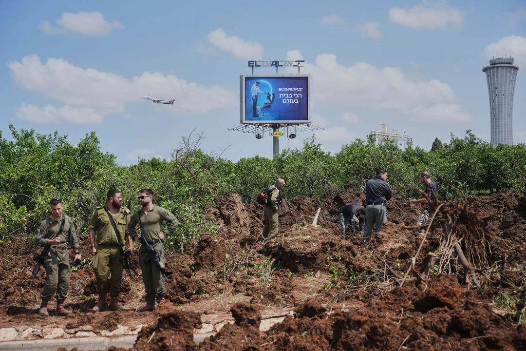 Las fuerzas de seguridad israelíes inspeccionan el lugar donde cayó un proyectil disparado por rebeldes hutíes de Yemen en la zona del Aeropuerto Internacional Ben Gurión, cerca de Tel Aviv, el 4 de mayo de 2025. Foto 
