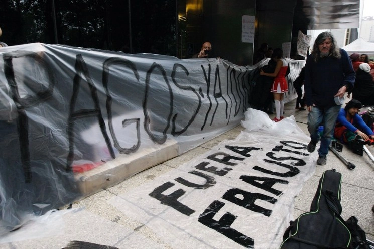 Decenas de artistas realizaron una 'toma' pacífica de las instalaciones de la Secretaría de Cultura por la falta de pagos. Foto Roberto García Ortiz