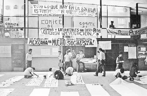 Estudiantes en la Facultad de Economía de la UNAM se preparan para una marcha en 1971. Foto Paco Ignacio Taibo II / Archivo