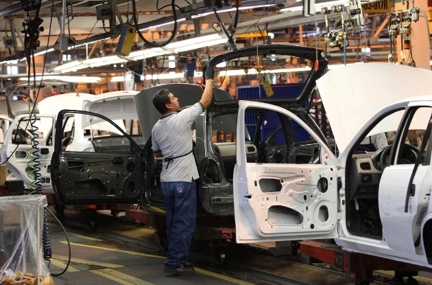 Línea de producción en la planta de General Motors de Coahuila, en imagen de archivo. Foto 