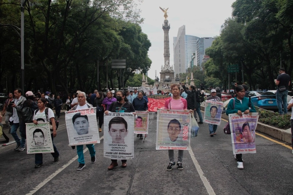 Familiares de los 43 normalistas de Ayotzinapa marcharon del Ángel de la Independencia al Hemiciclo a Juárez este 26 de julio de 2024. Foto Germán Canseco