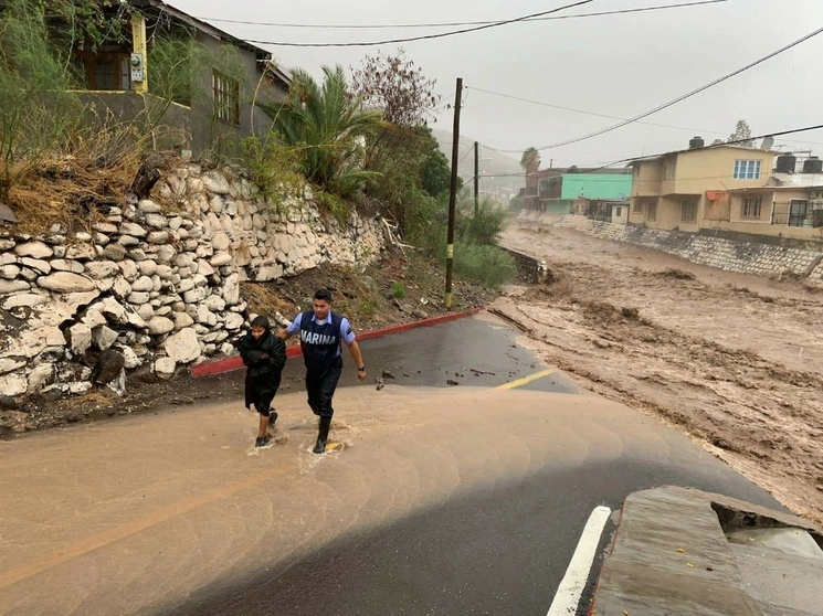Población afectada por el paso del huracán 'Hilary' en la península de Baja California, el 20 de agosto de 2023. Foto Cuartoscuro
