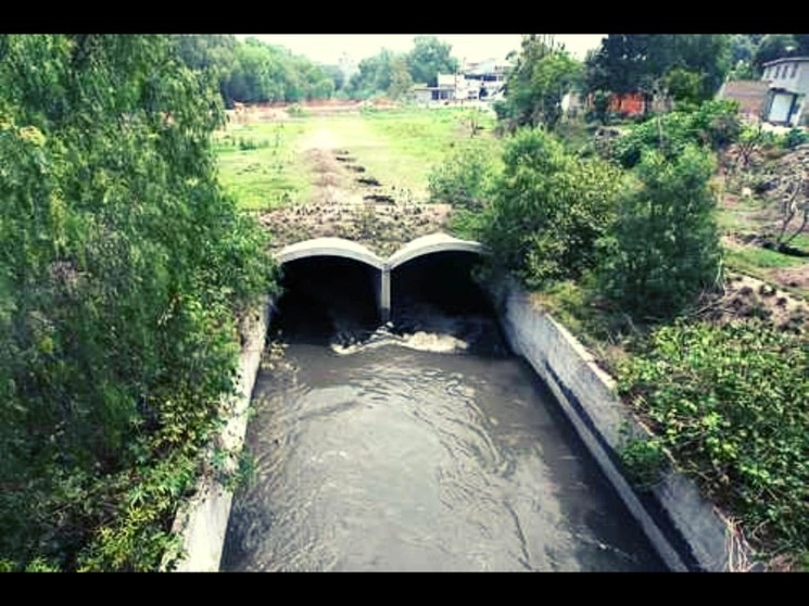 El río Salado de Atitalaquia, que atraviesa el corredor industrial Tula Tepeji, en Hidalgo.Foto Maria Meléndrez Parada / Archivo