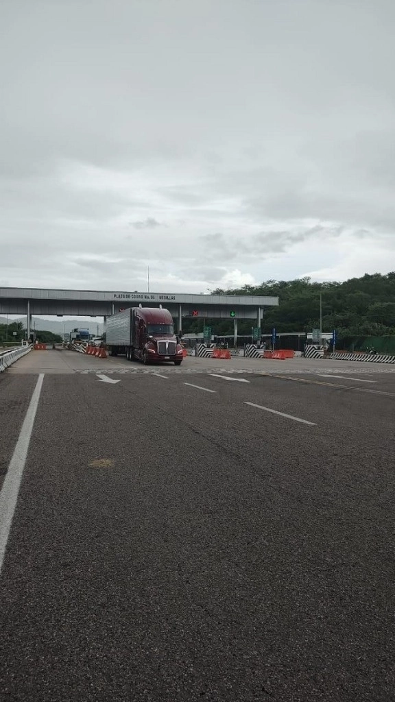 Ponchallantas y vehículos quemados mantenían bloqueado el paso en la autopista Mazatlán-Durango, en Sinaloa. Foto Tomada de X @sspsinaloa1