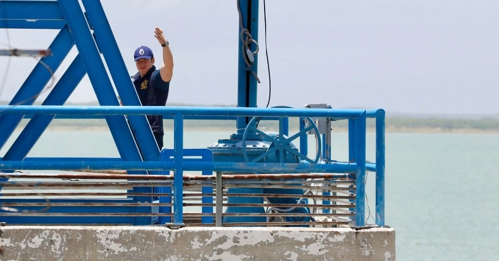El gobernador de Nuevo León, Samuel García, durante un recorrido por la presa 'El Cuchillo', en junio pasado. Foto Cuartoscuro / Archivo 