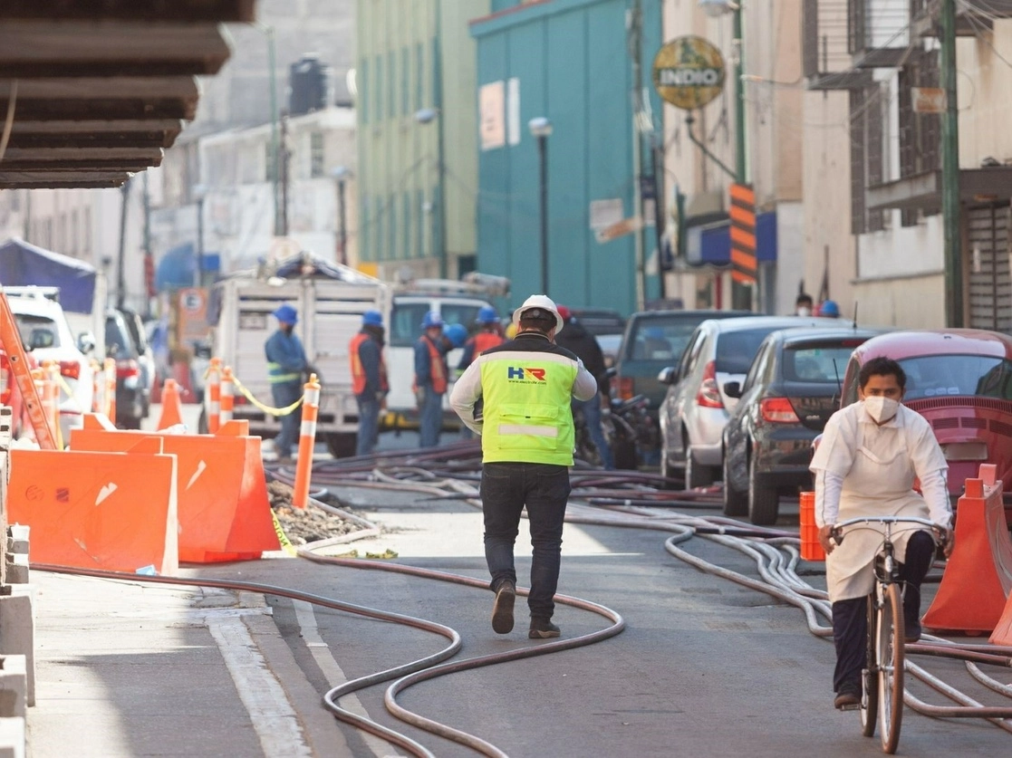Trabajadores de la Comisión Federal de Electricidad instalan cableado en la calle Buen Tono, Ciudad de México, para las oficinas centrales del Metro, el 16 de enero de 2021. Foto Pablo Ramos