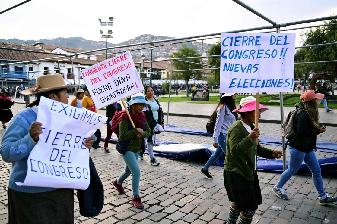 Protestas en la Plaza de Armas de Cusco, Perú; exigen el cierre del Congreso y la inmediata realización de elecciones. Foto Afp