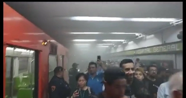 La presencia de humo en la estación Hospital General fue reportada en redes sociales por los usuarios del Metro. Foto tomada de Twitter.