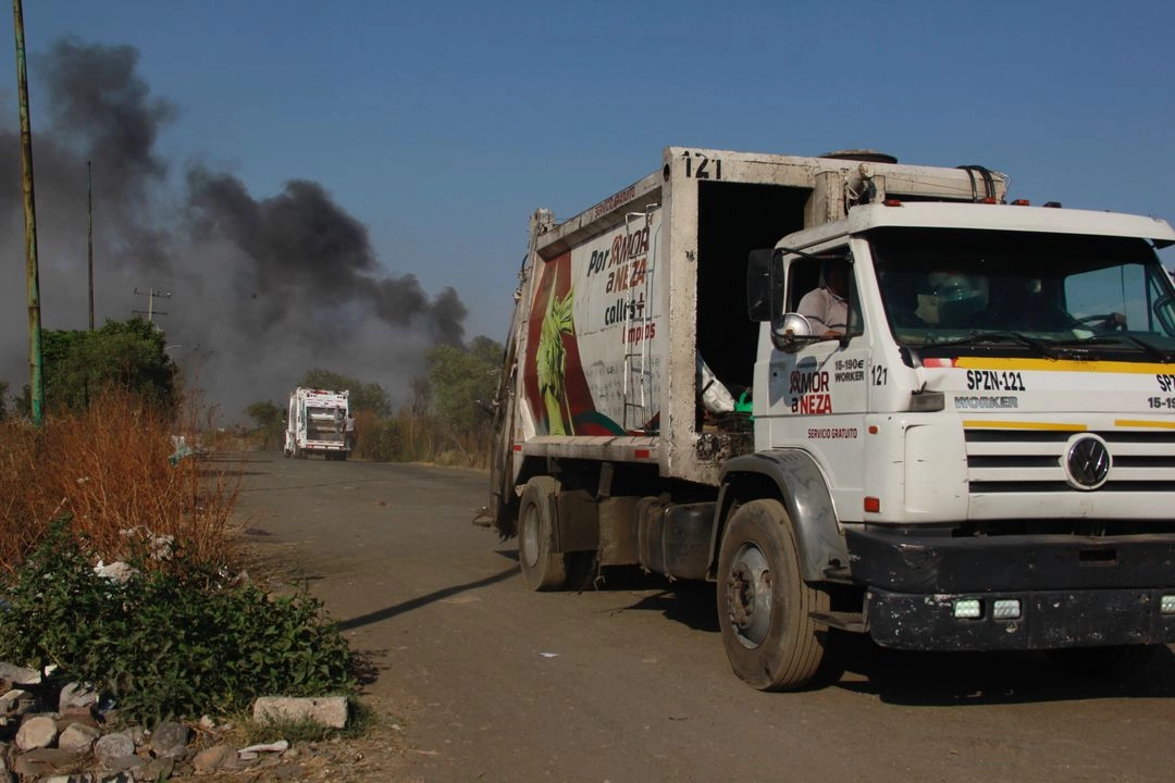Los empleados municipales recolectan y separan tanto la basura domiciliaria, como los desechos urbanos, en avenidas y en las diversas áreas de servicios ubicadas en las 86 colonias de esta localidad. Foto 