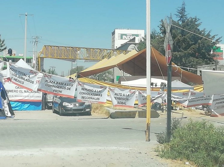 Trenes de carga de Ferrosur entraron en operación luego de que fueran desalojados maestros de la SNTE que mantenían bloqueo en vías. Foto @AMFerrocarriles 