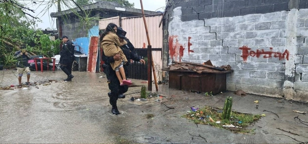 Servicios de Agua y Drenaje de Monterrey adelantó que a partir de mañana se surtirán de 350 a 400 litros por segundo. Foto @nuevoleon 