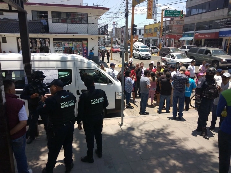 Policía Estatal y Municipal de Tizayuca resguardan unidades de transporte público. Foto Ricardo Montoya 