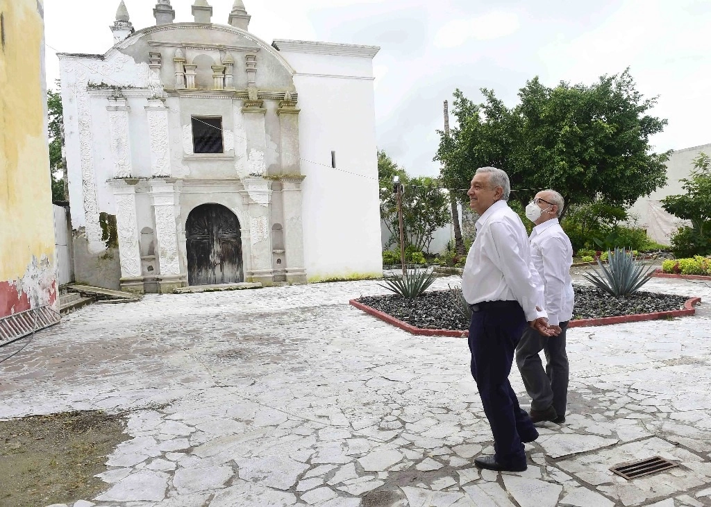 El presidente López Obrador supervisa los trabajos de restauración en la Parroquia 'San Miguel Arcángel', en Jojutla, Morelos. Foto Presidencia 