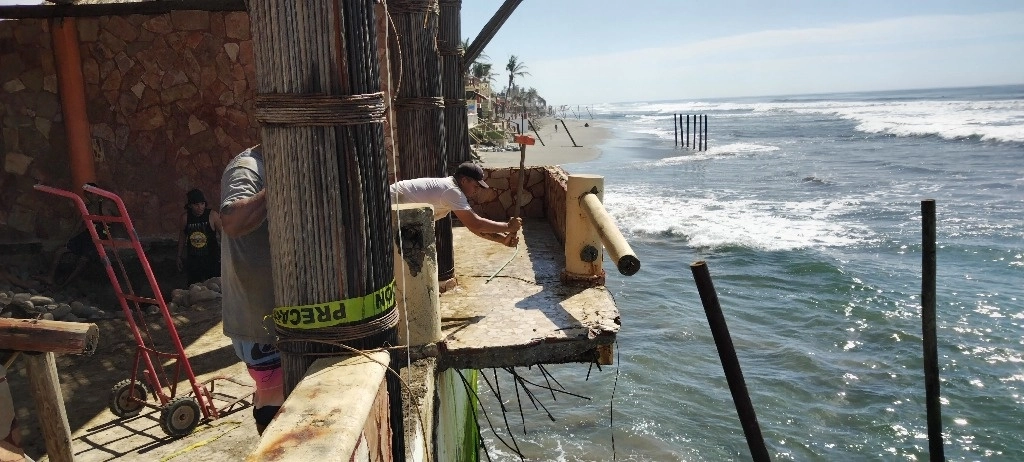 En el restaurante El Pulpo, ubicado en la playa Alfredo Bonfil, en Acapulco, Guerrero, se trabaja contra reloj para solucionar las afectaciones que provocó el huracán 'Otis' en el puerto. Foto Héctor Briseño