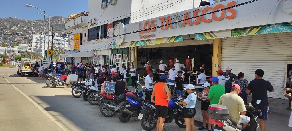 Entre los restaurantes que ofrecen alimentos a los damnificados se encuentra Los Tarascos, de la colonia Costa Azul, que sirvió tacos en diferentes días, así como el restaurante Cuesta Pasta. Foto Héctor Briseño