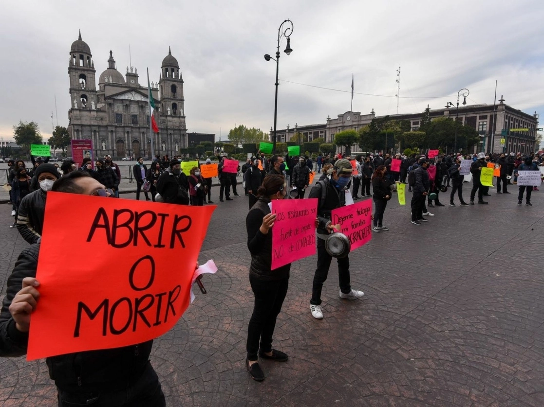 Trabajadores y empresarios de la industria restaurantera protestaron ayer frente al palacio de gobierno del estado de México, en Toluca, a fin de hacer un llamado de auxilio a las autoridades para que les permitan reanudar actividades. Foto Cuartoscuro