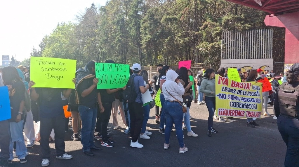 Por segundo día consecutivo trabajadores y propietarios de bares y restaurantes, durante hora y media, bloquearon parcialmente el Periférico norte a la altura del Parque Naucalli, para exigir la reapertura de los establecimientos donde laboraban. Foto 'La Jornada'
