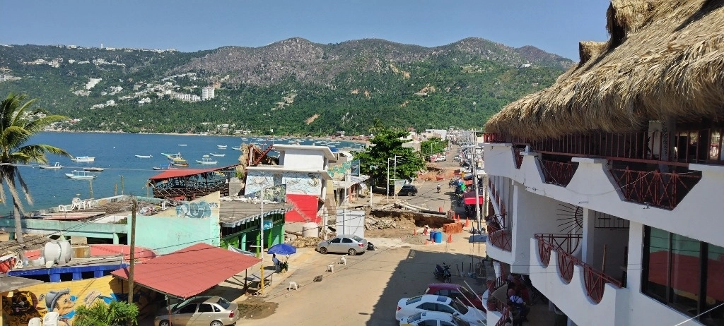 El huracán John provocó dos grandes socavones al final de la calle Miguel Alemán, que es la principal calle del poblado de Puerto Marqués. Foto Héctor Briseño