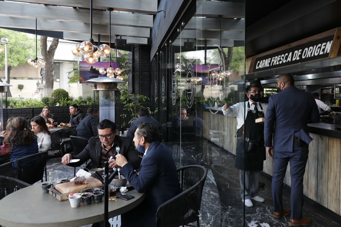 El gobierno de la Ciudad de México emitirá mañana un reglamento en el que se obliga a los restaurantes exhibir a la entrada de los establecimientos sus menús con los precios de los alimentos. Foto Roberto García Ortiz / Archivo