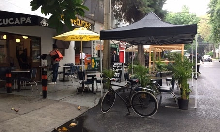 Algunos lugares para estacionar autos de discapacitados son utilizados por restaurantes para ampliar sus áreas de servicio en la colonia Nápoles. Foto Cristina Rodríguez