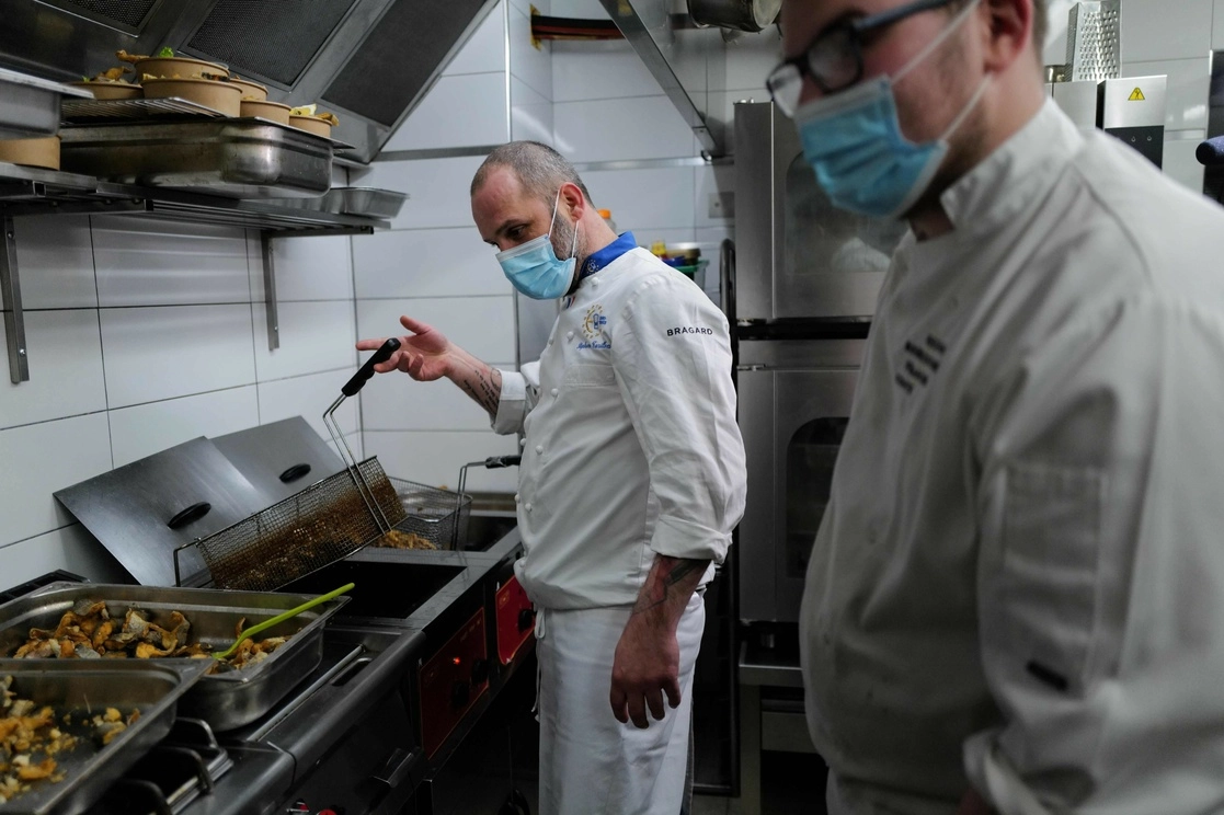 El chef francés Stephane Turillon reabrió su restaurante este lunes como un acto de "desobediencia civil" contra las restricciones por la pandemia. Foto Afp 