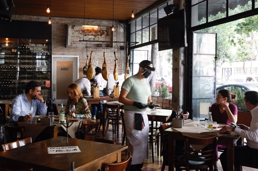 El cierre de restaurantes y la pérdida de empleos por el confinamiento supera estimaciones. Foto Roberto García Ortiz
