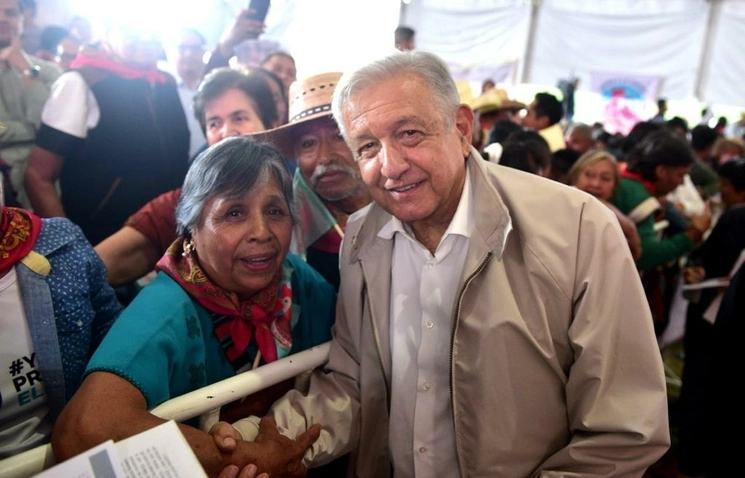 El Presidente y María Trinidad Ramírez, dirigente del FPDT, ayer, durante un acto celebrado en las canchas deportivas de Atenco. Foto 'La Jornada'