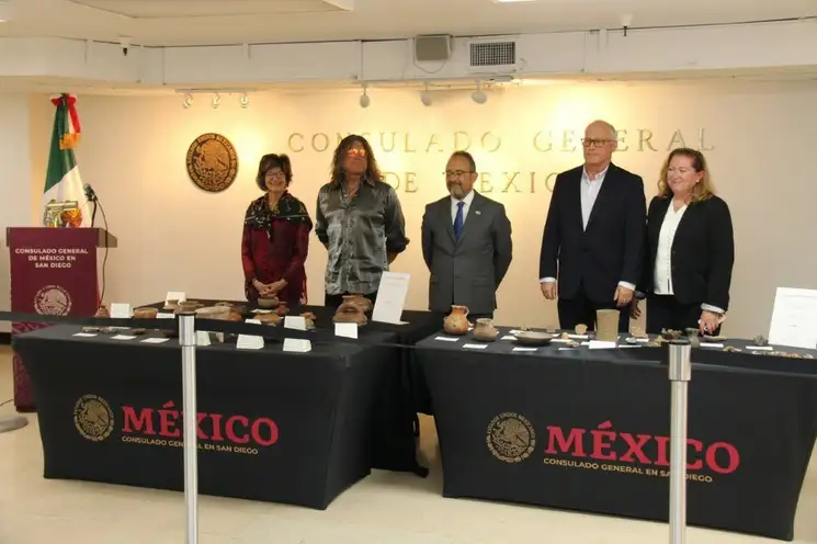 Norm Werthman y Pete Mechalas, ciudadanos residentes del condado de San Diego, restituyeron los objetos de forma voluntaria, con el deseo de que fueran devueltos al pueblo de México, el 16 de mayo de 2023. Foto tomada de Twitter @SRE_mx