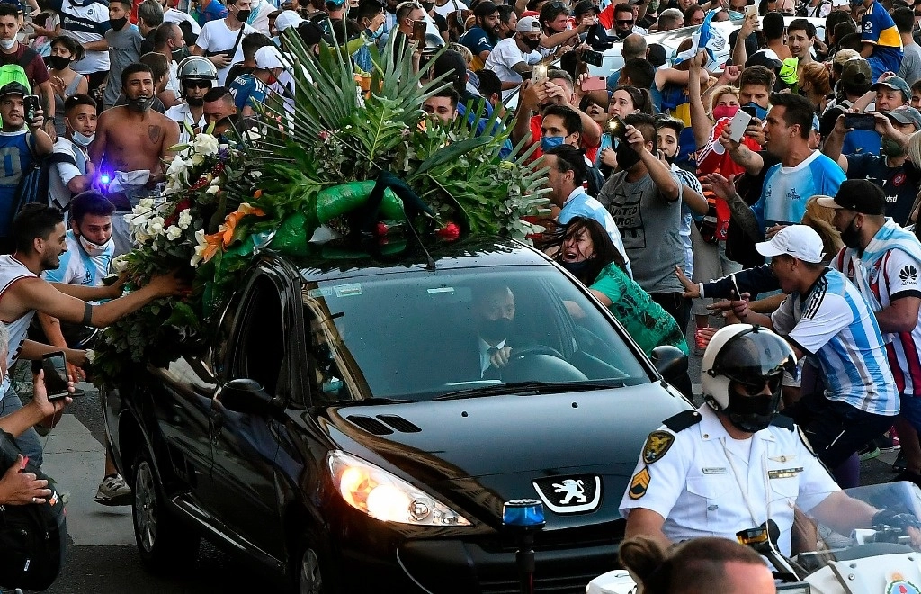 El cortejo fúnebre de Diego Armando Maradona llegó al cementerio privado donde sus restos serán inhumados. Foto Afp