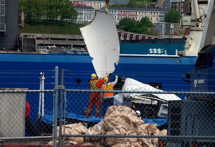 Los restos del sumergible Titan fueron recuperados del océano, cerca del naufragio del Titanic, y desembarcados en Canadá. Foto Ap 