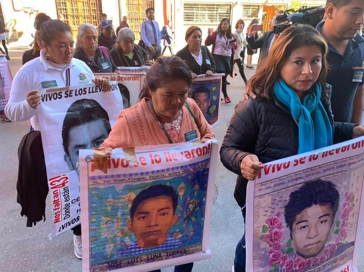 Padres de los 43 normalistas desaparecidos al llegar a Palacio Nacional. Foto Alma Muñoz