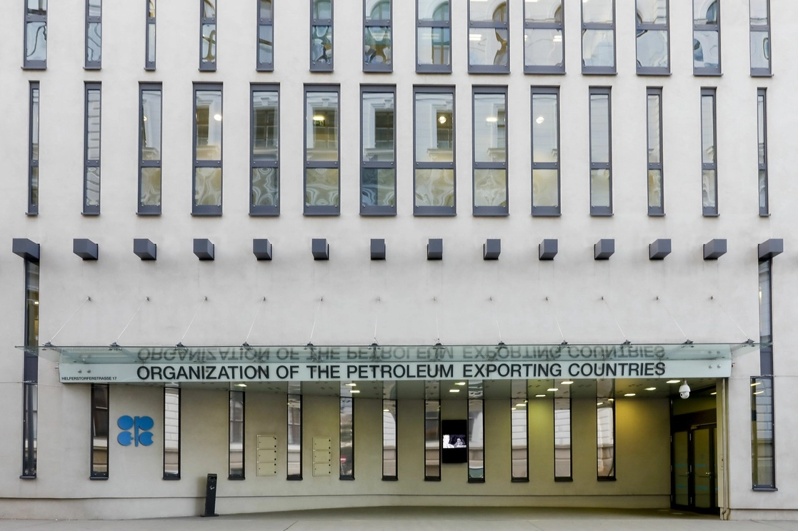 La OPEP dijo que las restricciones en China por la pandemia tuvieron un impacto en el crecimiento de la demanda mundial de petróleo en el segundo trimestre. En la imagen de archivo, la sede en Viena. Foto Ap
